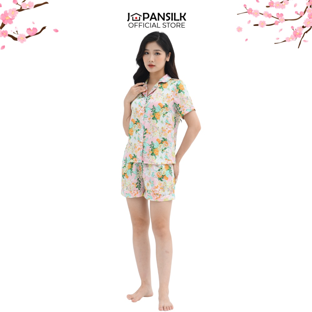 Đồ mặc nhà nữ Pyjama lụa JAPAN SILK, áo cộc quần đùi họa tiết hoa loa kèn trắng nền hồng tươi trẻ nhã nhặn BC059