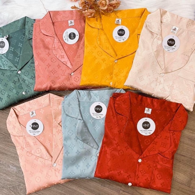 Đồ ngủ Gấm lụa cộc dài giá 125k có đủ size S M L và có cả hàng freesize. Đủ 7 màu. Made in Vietnam.Check ib tư vấn size.