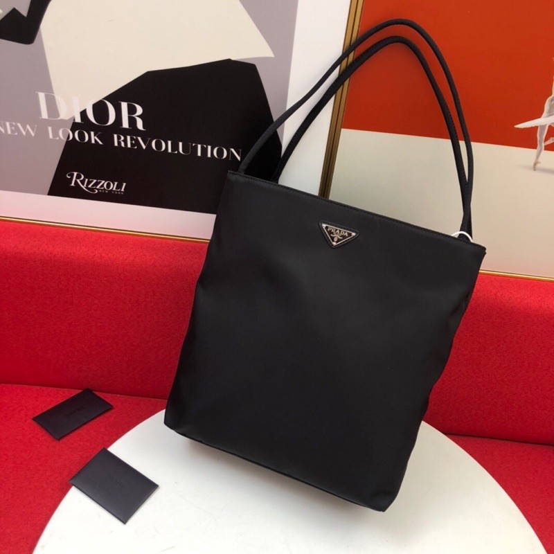Túi xách nữ có thể đeo vai chất liệu nylon chống thấm nước logo đính trước mặt prada