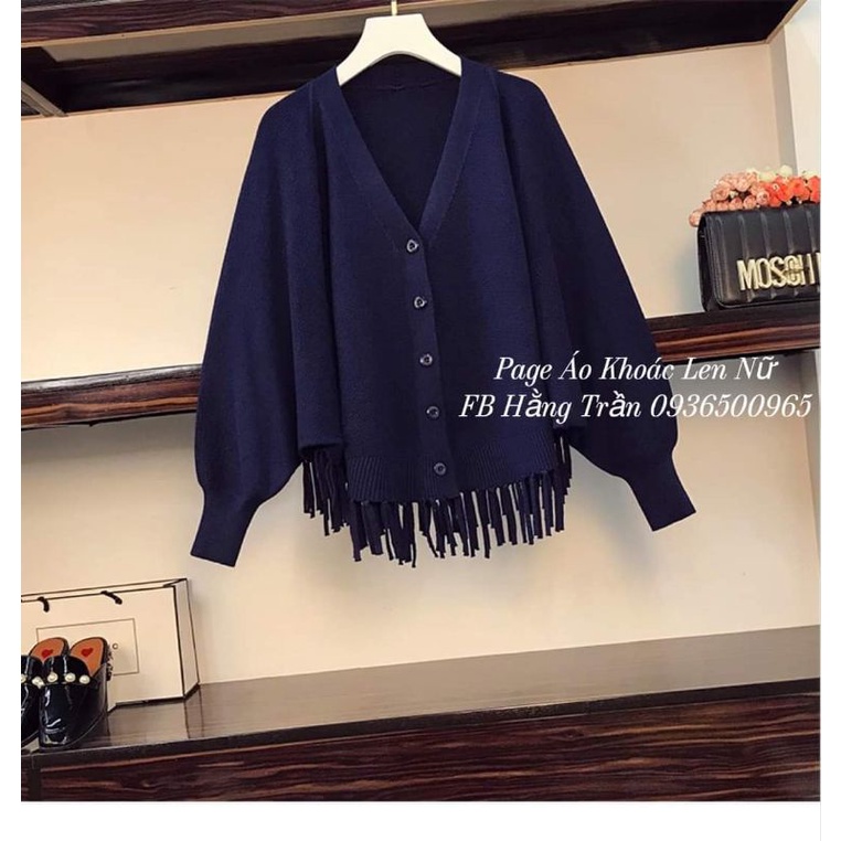 Áo khoác len choàng tua rua tay cánh dơi dáng ngắn.