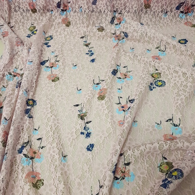 Vải ren chỉ màu hồng in hoa 1m