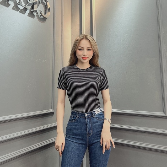 Áo thun ngắn tay nữ CRAZYTEEN cổ tròn họa tiết kẻ sọc ngang AT0306