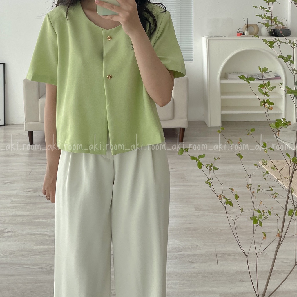 Áo blazer dáng ngắn cổ tròn hai cúc vàng có đệm vai mỏng 2259 | BigBuy360 - bigbuy360.vn