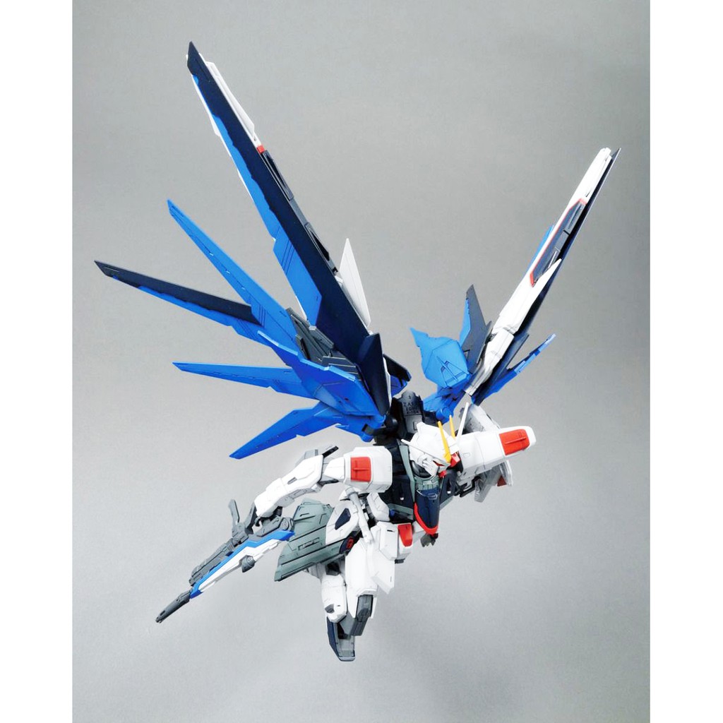 Mô hình lắp ráp Gundam Bandai MG Freedom Gundam Ver 2.0