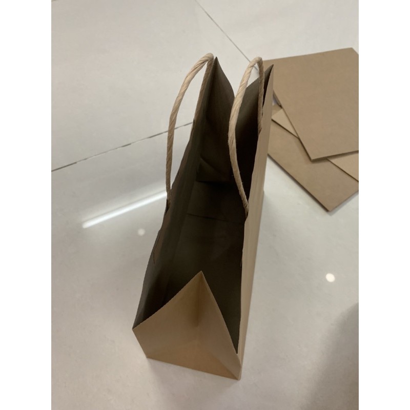 Túi giấy kraft có quai định lượng 120gsm, siêu cứng