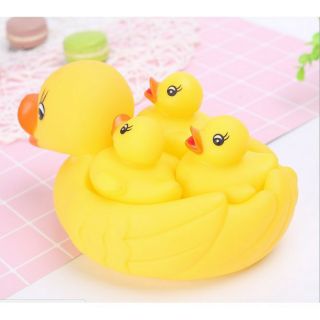 Đàn Vịt 4 Con Thả Bồn Tắm Cho Bé