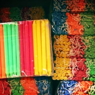 🏮🎏💡100gr (cỡ 26 cây)Đèn cầy, nến 5 màu: xanh dương,hồng sen,đỏ,vàng,xanh lá sử dụng cho thắp lồng đèn giấy kiếng(26 cây)
