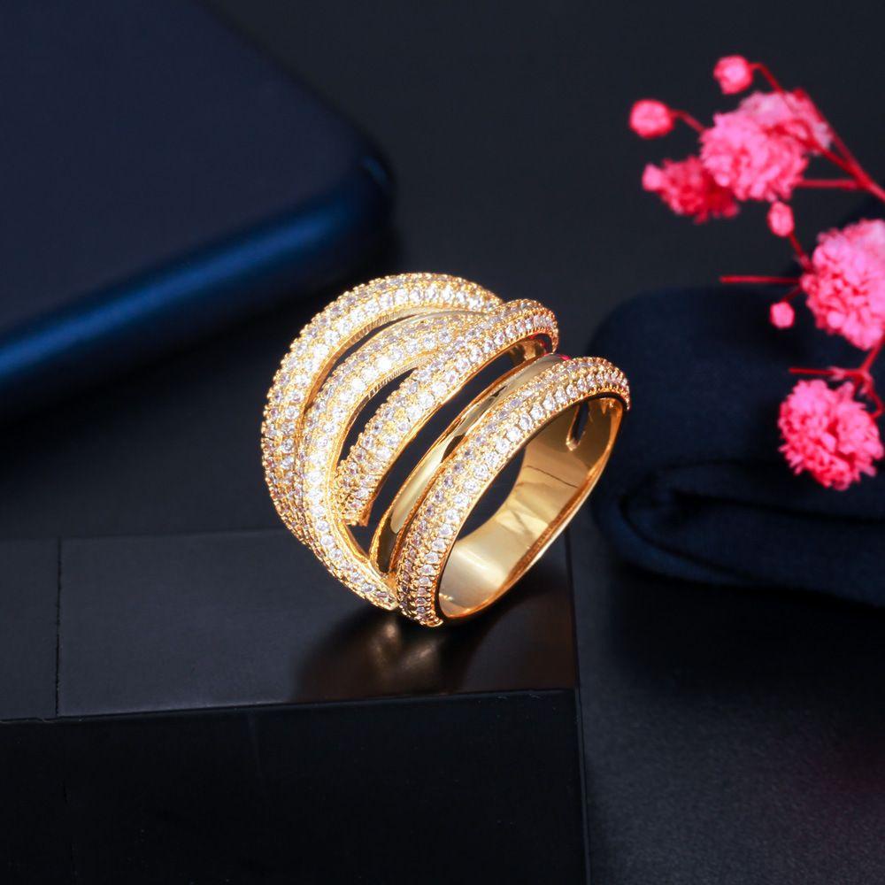 Nhẫn Cưới Bản Rộng Đính Đá Sang Trọng