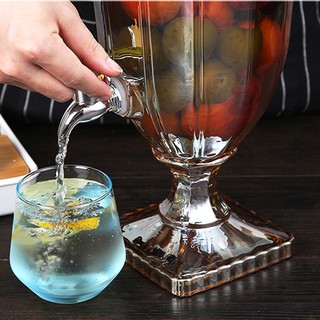 Bình thủy tinh đựng nước có vòi