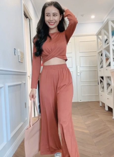 Set đồ bộ áo croptop xoắn eo và quần ống suông rộng dài