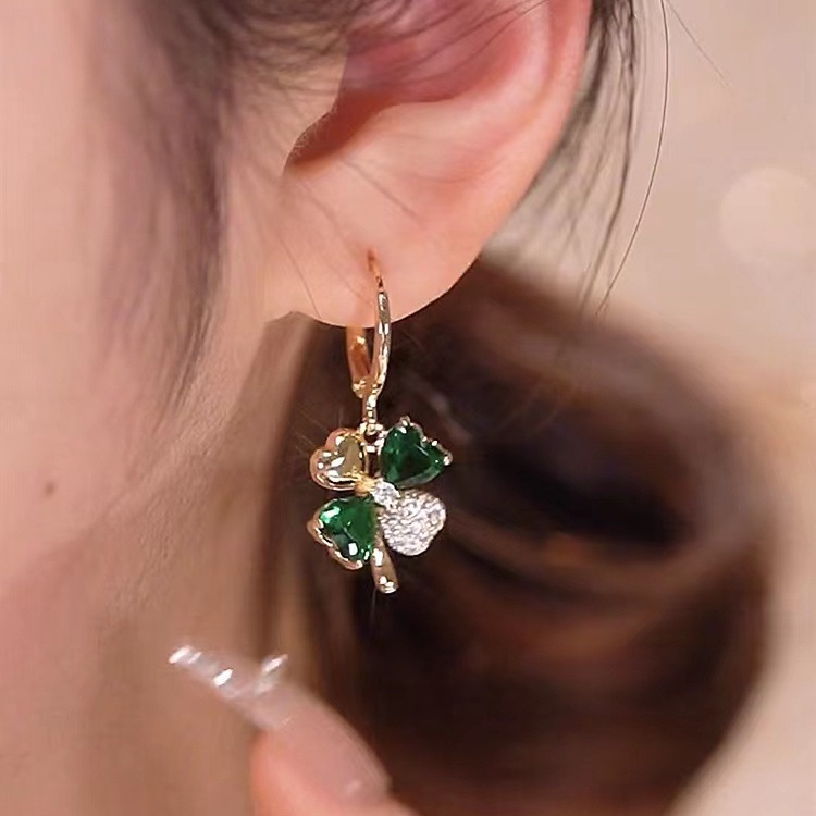 Hoa Tai Dạng Kẹp Hình Cỏ Ba Lá Thanh Lịch Cao Cấp Kiểu Hàn Quốc Mới
