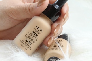 Kem nền NYX Total Control Drop Foundation