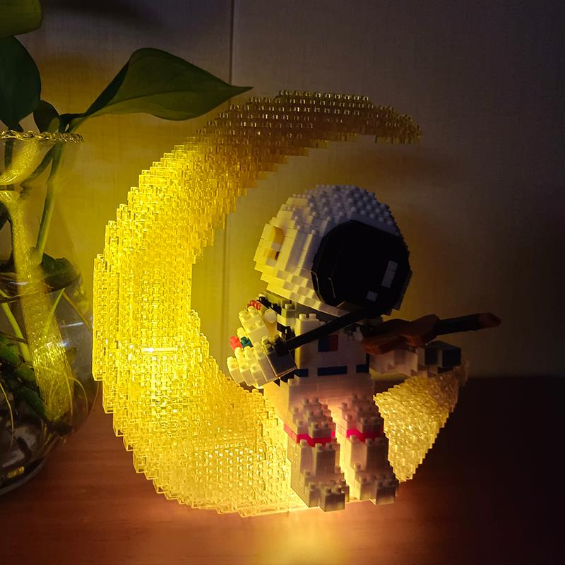 Đồ Chơi Lắp Ráp Phi Hành Gia Hoạt Hình Phát Sáng Dành Cho Trẻ Em