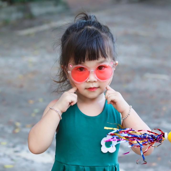 Kính mát phối tai thỏ đáng yêu cho bé