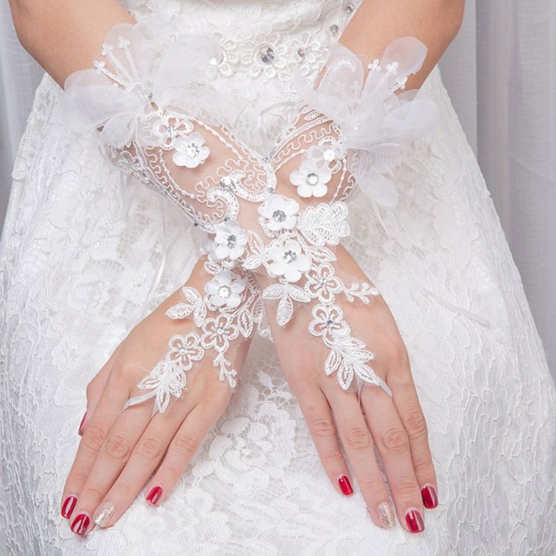 Đôi găng tay dài phối ren hoa thiết kế đơn giản cho cô dâu