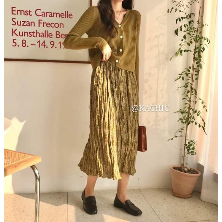 Chân váy hoa nhí xếp ly.