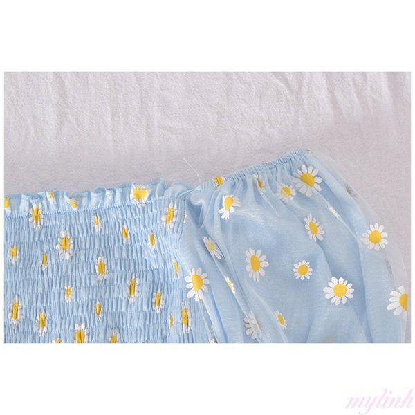 Áo sơ mi ngắn tay phồng một bên vai có hoa cúc nhỏ ngọt ngào, phần trên xếp ly khâu lưới