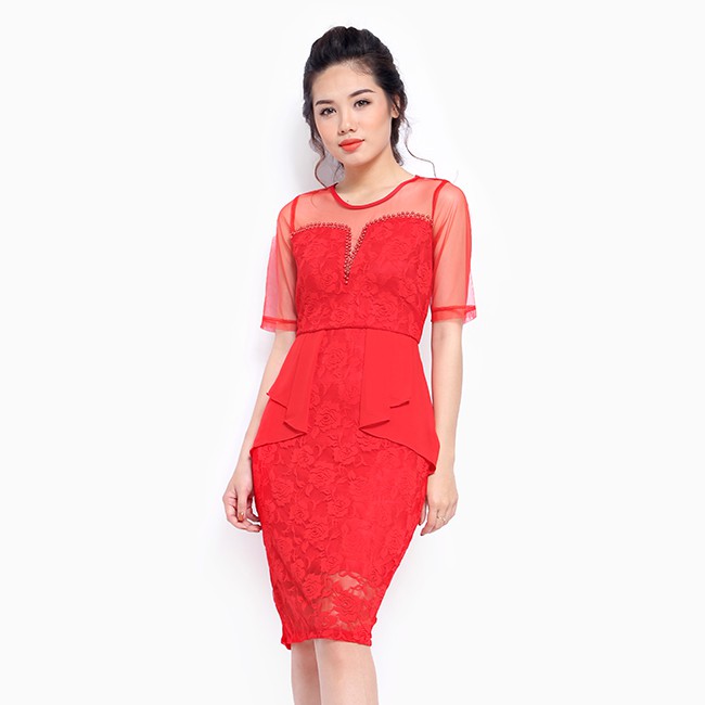 Đầm ôm ren phối lưới cúp ngực cổ tròn tay ngắn đính hạt màu đỏ