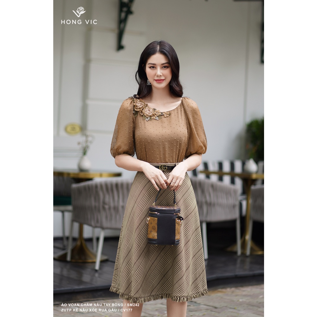 Chân váy nữ thiết kế Hong Vic kẻ nâu xòe rua gấu CV177