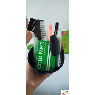 Combo bao gồm 1 chén nhuộm, 1 lược nhuộm, 2 cặp bao tay, 1 giấy uốn lạnh, 2 kẹp vịt và 1 cặp chụp tay