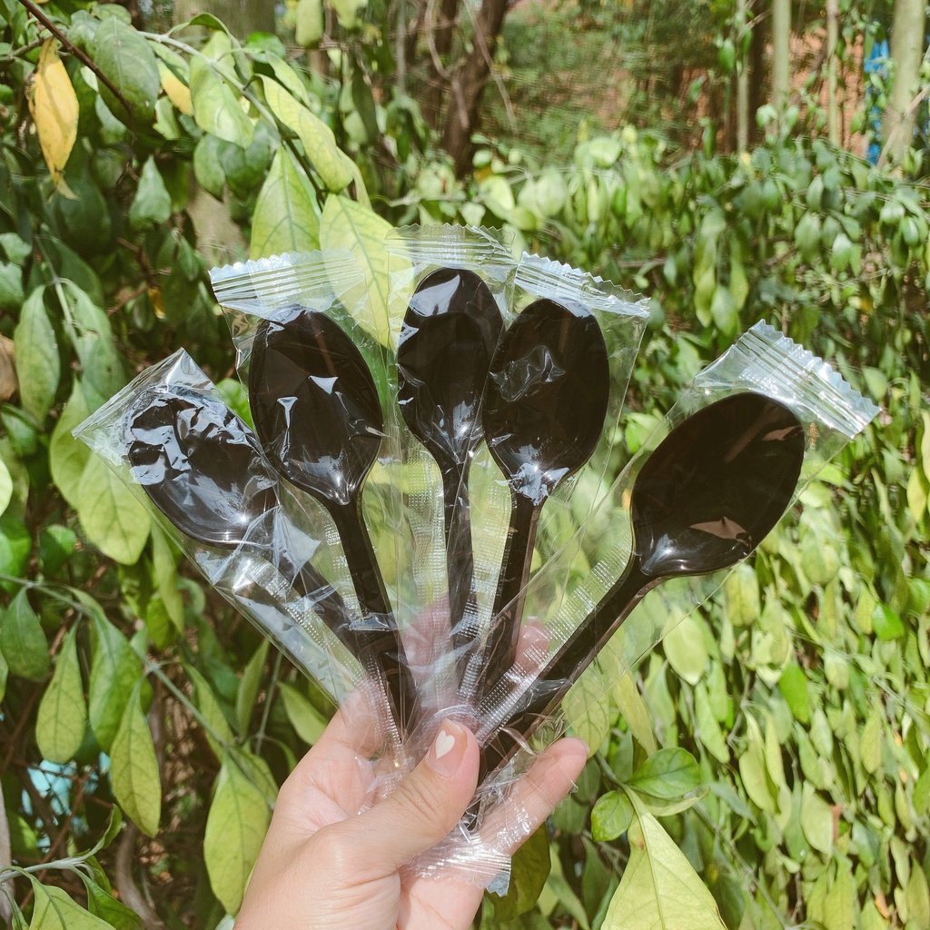50 muỗng màng bọc, muỗng nhựa nhiều màu cao cấp dùng một lần 15cm an toàn tiện lợi - quán nào cũng cân