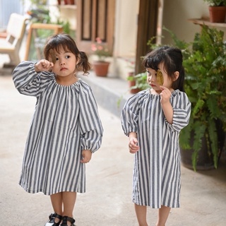 Váy kẻ bé gái
