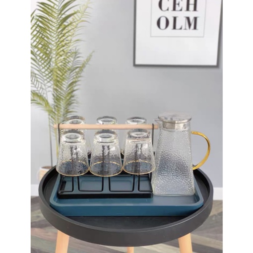 (SẴN) Bộ bình cốc (1 bình vân quai vàng 1.8L + 6 cốc 300ml + 1 giá úp + 1 khay gỗ xanh), bình nước thủy tinh chịu nhiệt