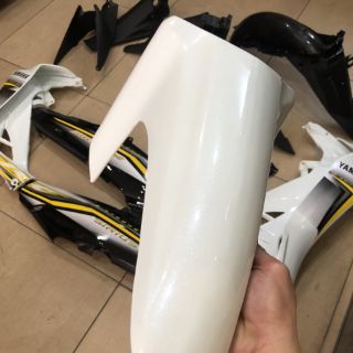 Dàn áo Sirius màu trắng đen kèm tem.