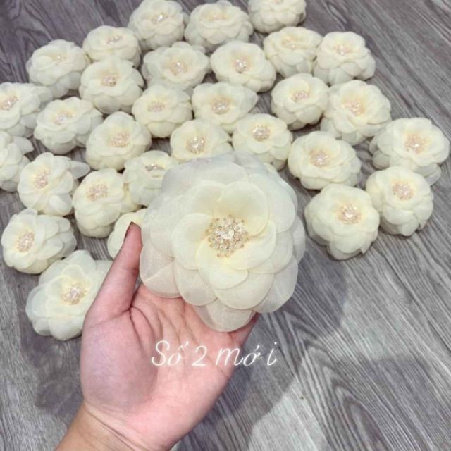 Hoa hồng, hoa trà cài áo váy