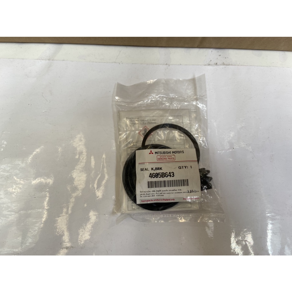 Bộ cup pen và chụp bụi phanh trước xe Mitsubishi Attrage và Mirage | 4605B643