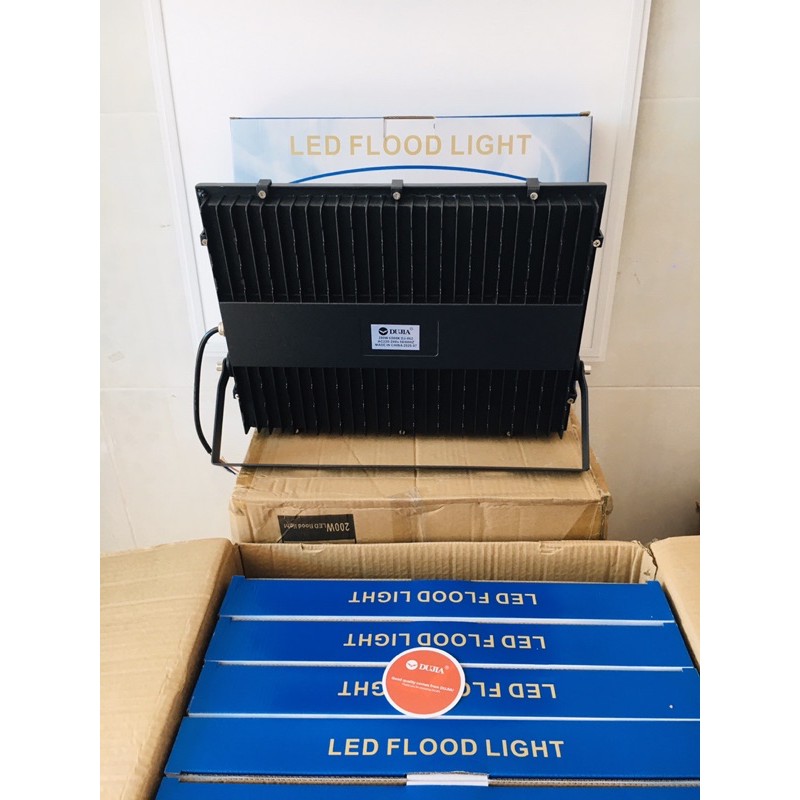 1 Thùng 6 cái đèn pha led DUJA chuẩn 200W siêu đẹp , siêu sáng thích hợp cho công trình sân banh..