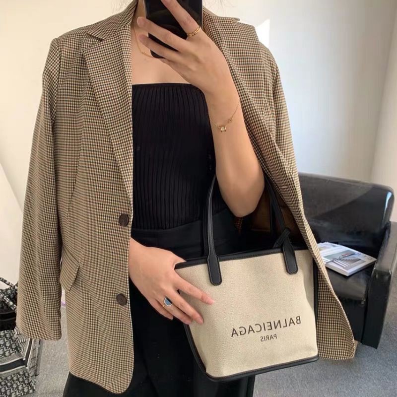 Áo vest kẻ nắp túi