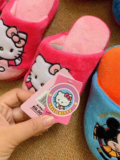 Dép mang trong nhà bé gái