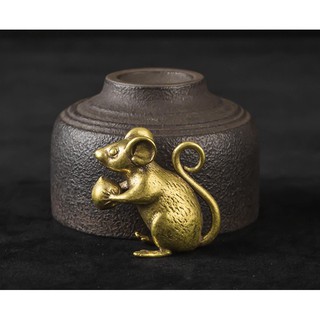 Tượng Trưng Bày Phong Thủy Bằng Đồng Hình Chuột Tặng Quả Đào Vàng (Kích cỡ: 3 x 3.3cm)