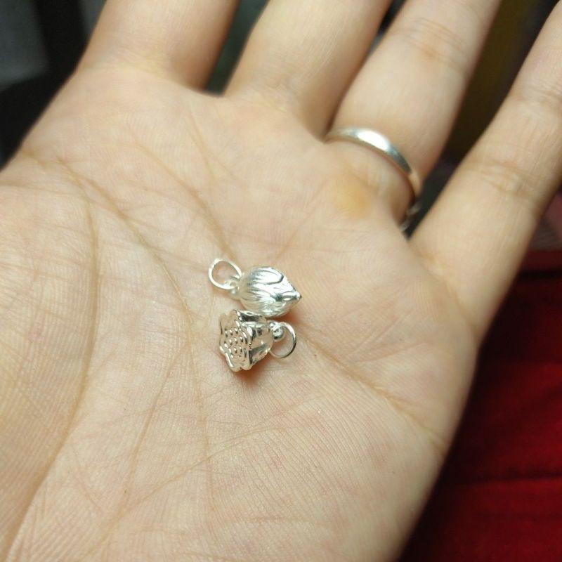 CHARM TREO NỤ SEN ĐÀI SEN BẠC TA ( 1 CẶP)