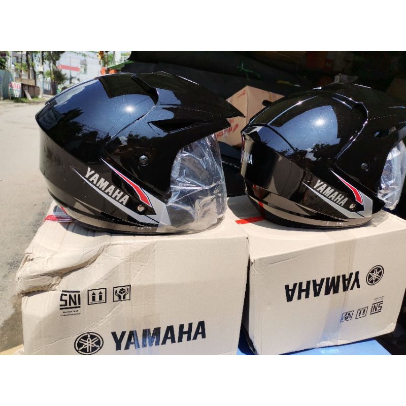 Nón yamaha 3/4 nhập khẩu theo xe có lưỡi chai che nắng. nón đẹp không trầy xước.