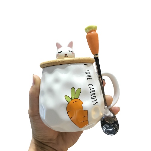 Ly sứ có nắp in hình cà rốt có quai cầm kèm muỗng