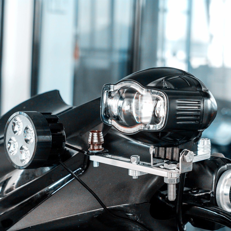 Pat lắp đèn chân gương xe may