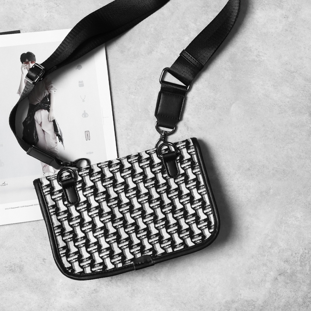 Túi Đeo Chéo Oxford vuông Cấp Nam Nữ thời trang, Màu trắng đen, Vải oxford cao cấp, Form Y Hình, Lớp lót Polyester.