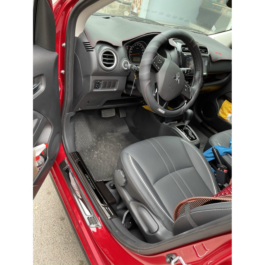 Ốp bậc cửa, Nẹp bước chân CACBON xe Mitsubishi Attrage 2016 - 2020, 2021, 2022 vân CARBON cao cấp