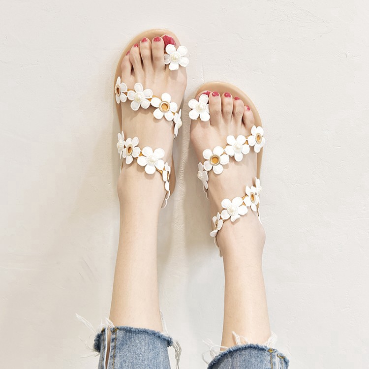 Đôi giày sandal quai chéo đính hoa xinh xắn dành cho nữ