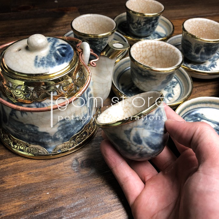 Ấm trà men giả cổ Bát Tràng dáng vuốt bọc đồng