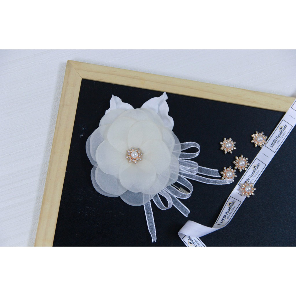 (Ảnh thật 100%) Hoa cài áo handmade mẫu vải voan nhụy đá mix lá gấm và ruy băng voan siêu xinh (No box)