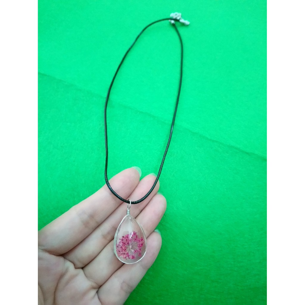 Dây chuyền vòng cổ da mặt trong suốt ép hoa khô, mẫu đẹp y hình lun vì hình shop tự chụp nha các bạn. Giá chỉ 27k bao gồ