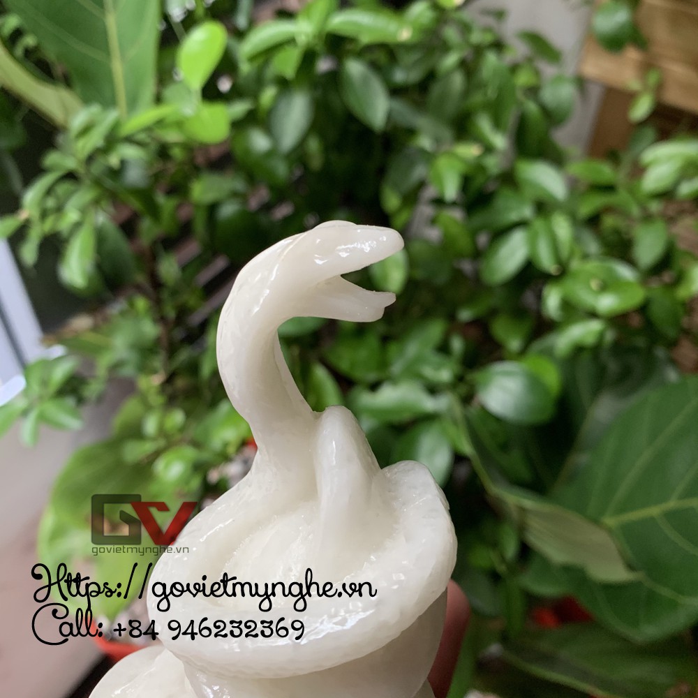Tượng đá con rắn ôm thỏi vàng chiêu tài lộc cho gia chủ - Chiều cao 11cm - Màu Trắng đá non nước