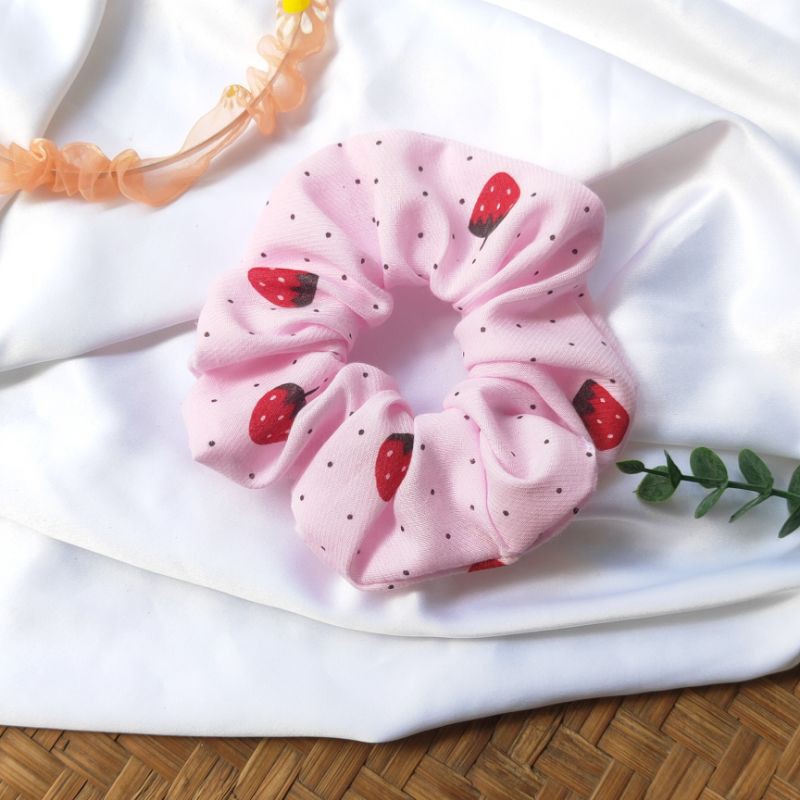 Dây buộc tóc scrunchies họa tiết quả dâu chấm