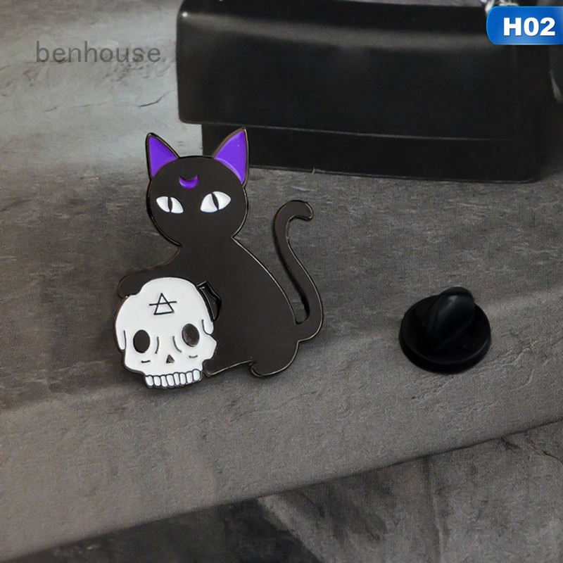 Cài áo hình đầu lâu đính đá thời trang