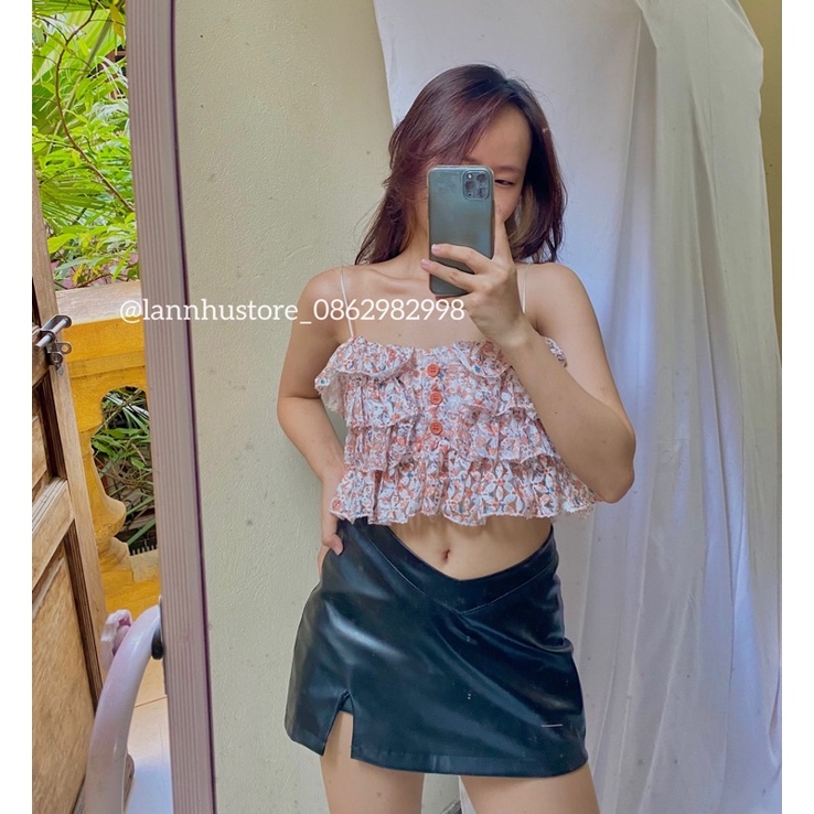 Áo  dây hoa nhí tầng bèo như đoá hoa-vải mềm,mịn,có hàng cúc giữa và khoá sau lưng