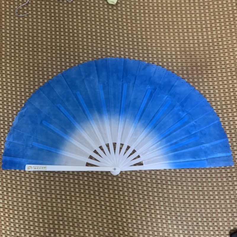 Quạt múa văn nghệ, biểu diễn, tập dưỡng sinh màu xanh dương