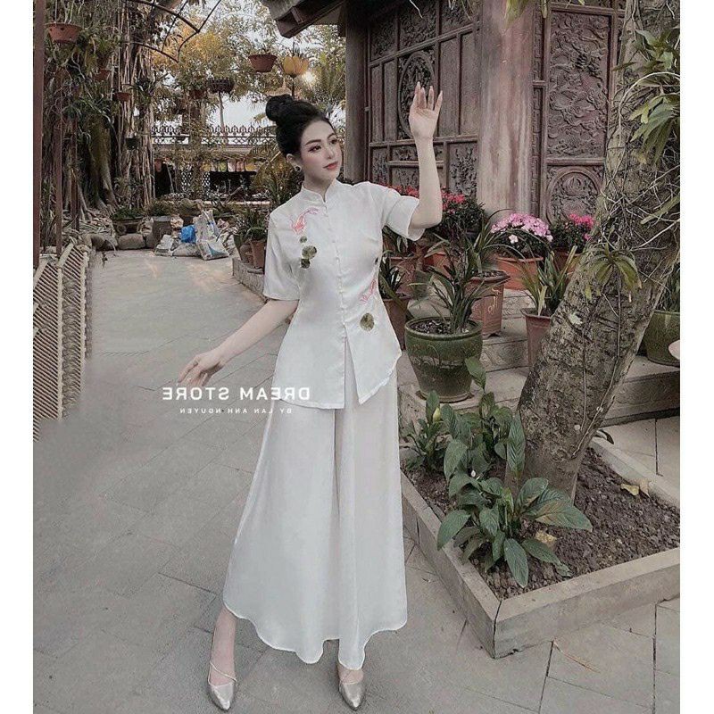 Cô đứng thêu cá chép